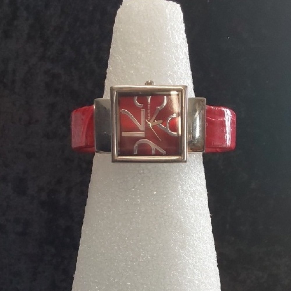 Elegant Red and Silver Women's Watch - Picture 2 of 3